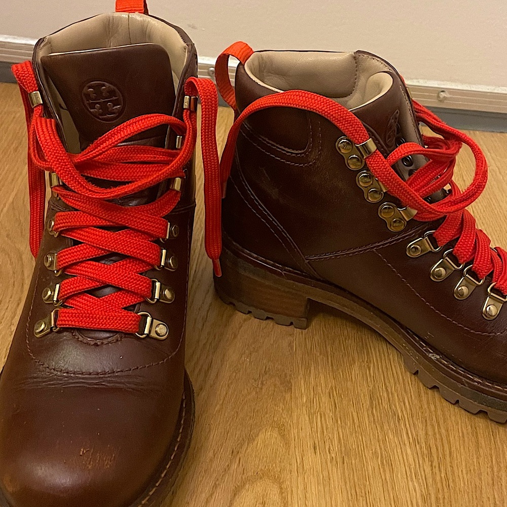 - TORY BURCH * RARE* LACE UP LEATHER BOOTS SIZE 7